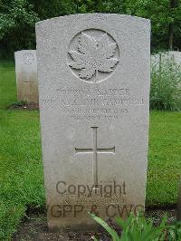 Etaples Military Cemetery - Campbell, Roy St. Clair